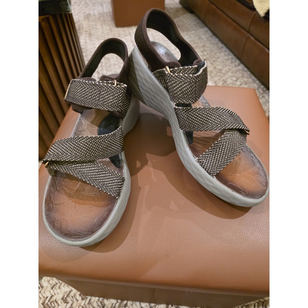 Bzees Jive Wedge Strappy Sport Sandals Brown Sz 10M Easy On Comfortable